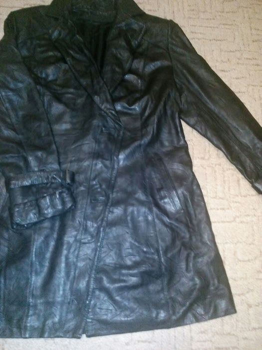 Продам куртку женскую цвет черный новая с подстежкой с кроликауральной