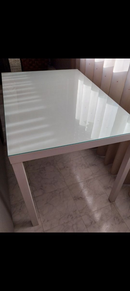 Mesa de madeira com aplicação de vidro
