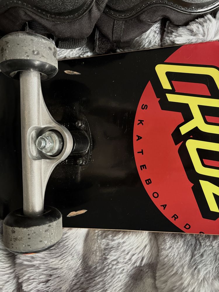 Skate Santa Cruz e proteções