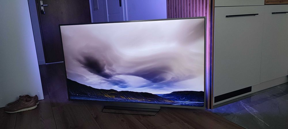55-calowy telewizor 4K Philips 55PUS8303 z technologią Ambilight