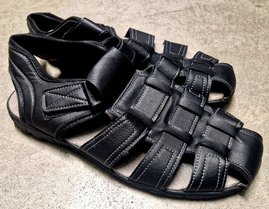 Sapatos tênis sandálias de homem com uso raramente
N 45 pele natural
C