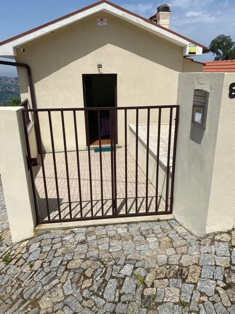 Aluga-se quarto com casa de banho e entrada privativa