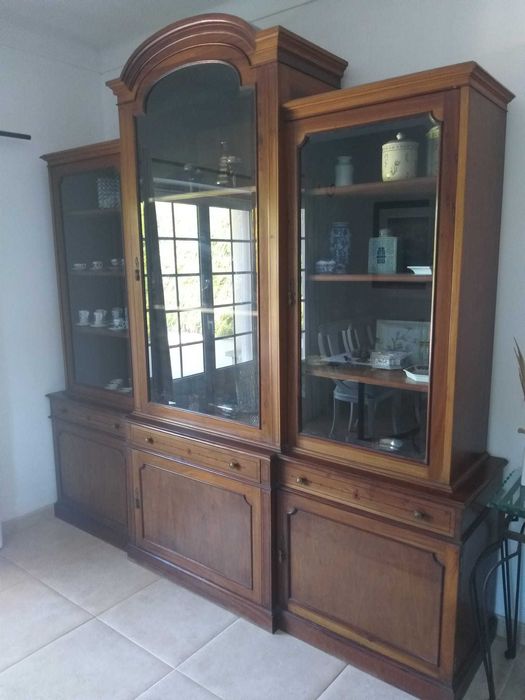 Móvel de Sala / Cristaleira clássica em madeira maciça