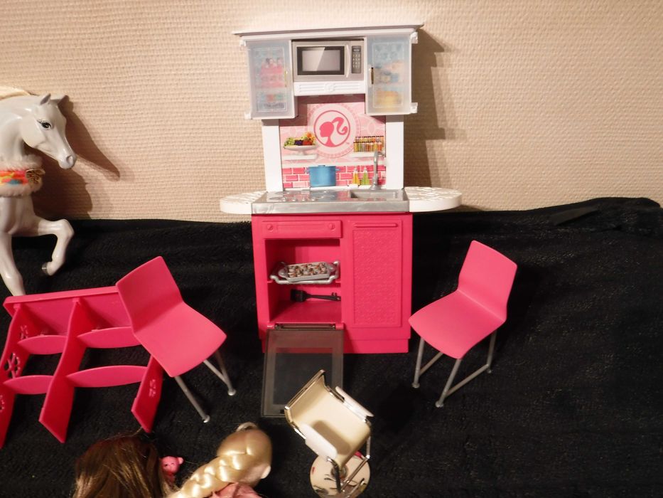 Lalki Barbie z konikiem i kuchnią  < P