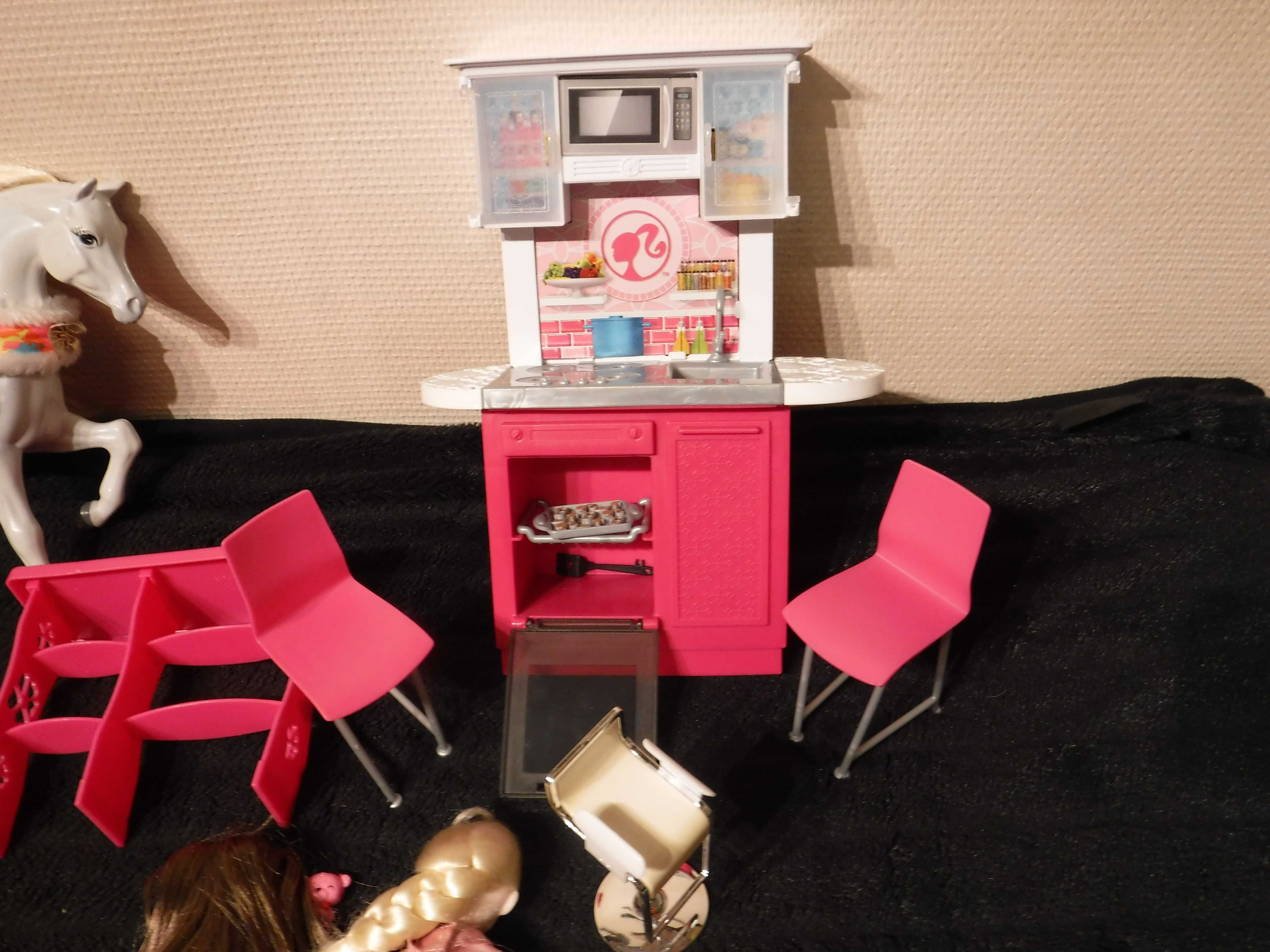 Lalki Barbie z konikiem i kuchnią  < P