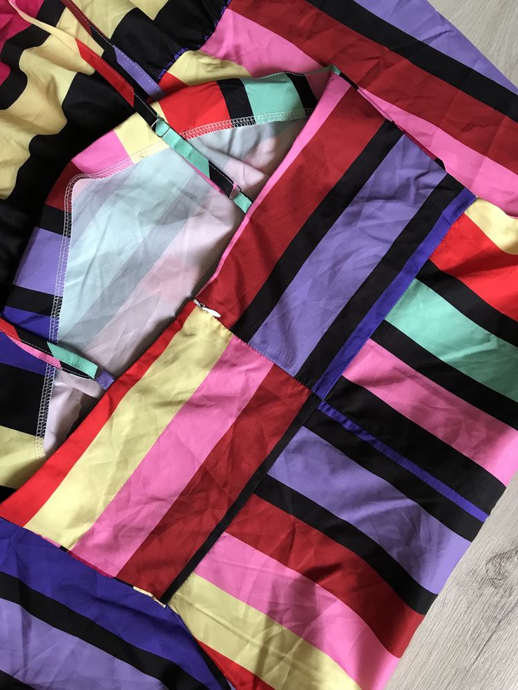 Платье сарафан в разноцветную полоску и оборками по подолу SHEIN
