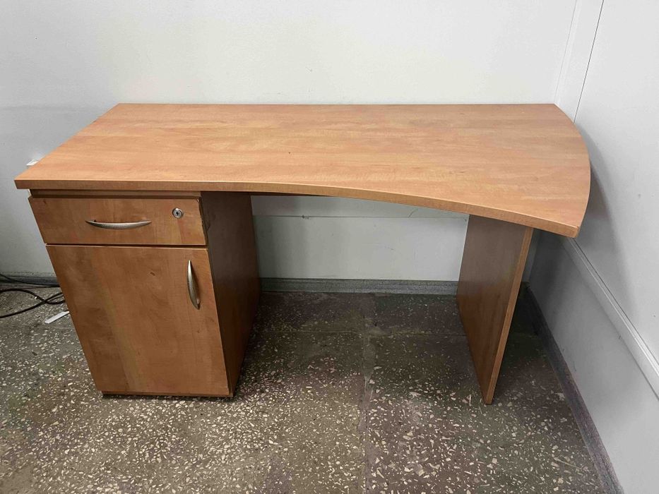 Віддам стіл компьютерний,додомі в офіс