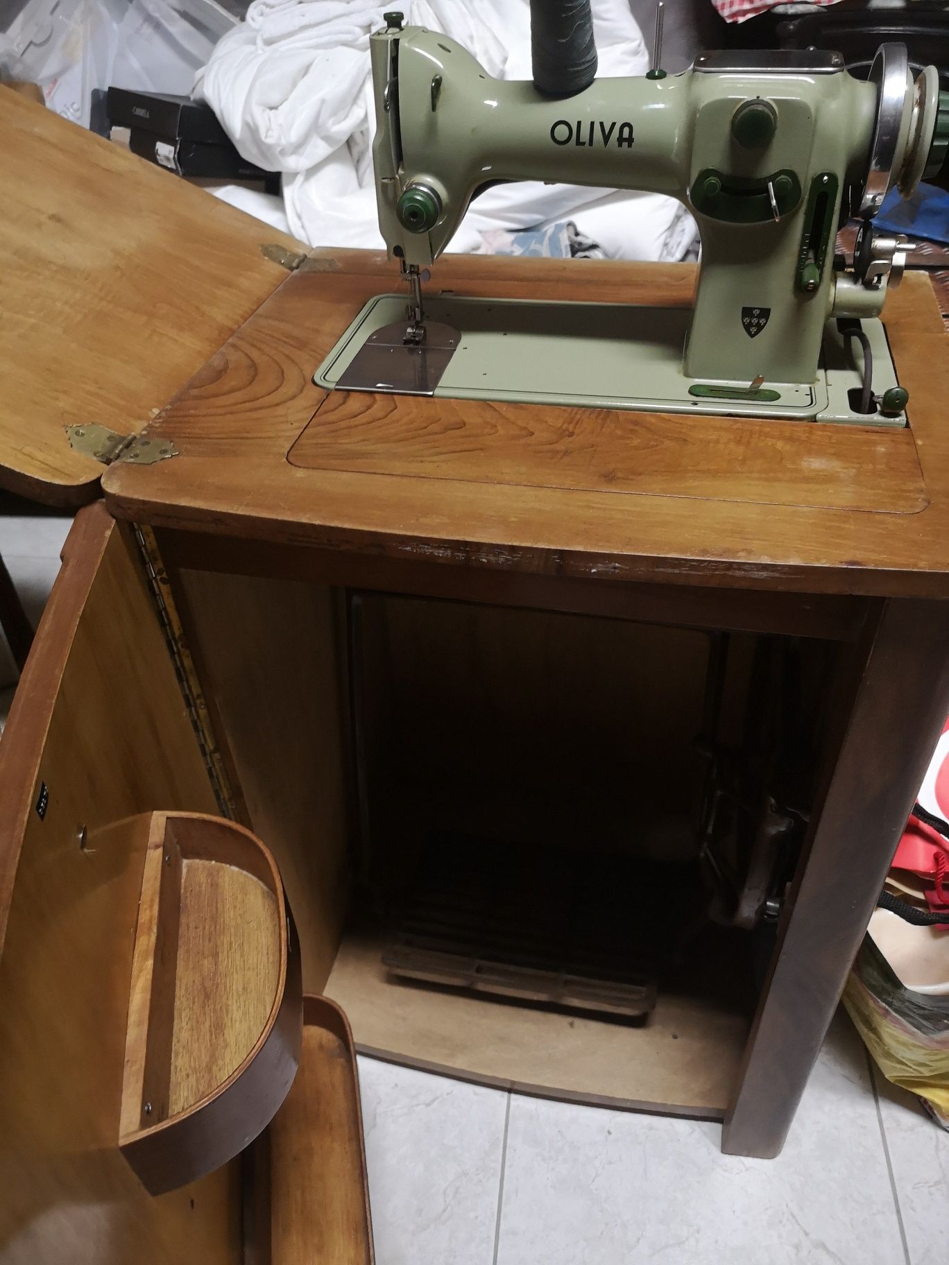 Máquinas de costura uma sapateira e um aparador com espelho à parte