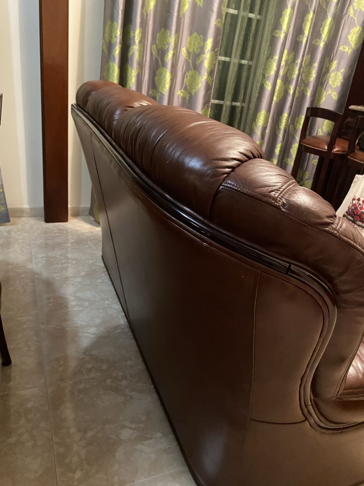 Sofá cama de couro clássico em excelente estado – 3 lugares