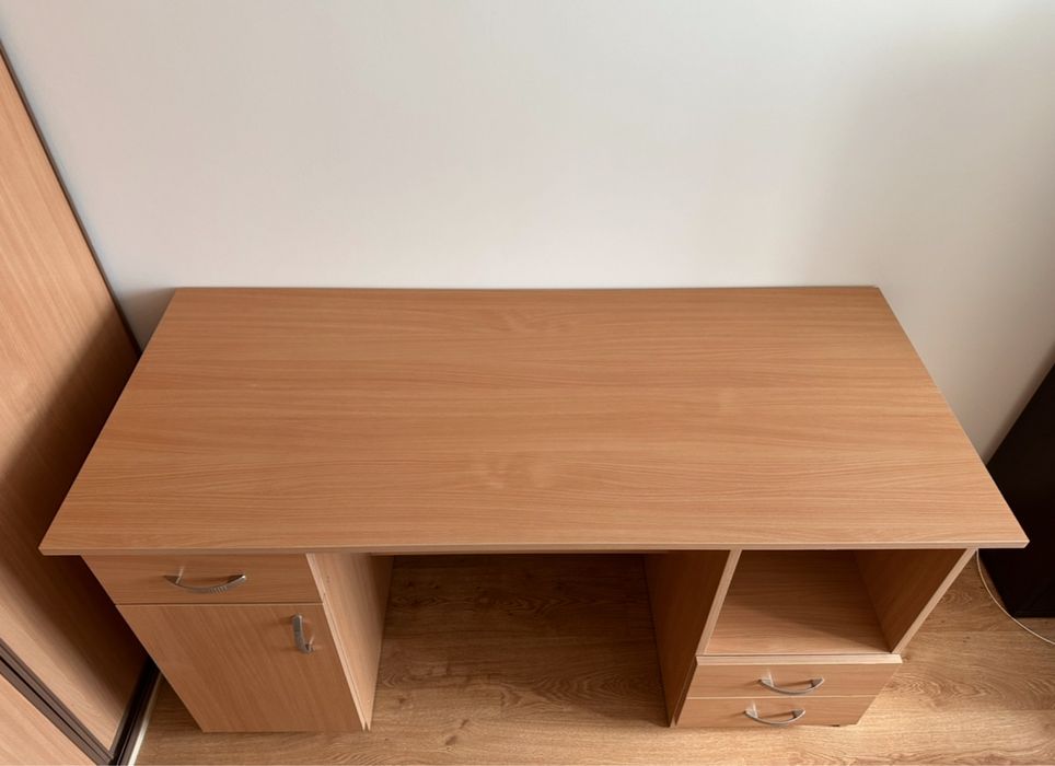 Solidne biurko 150 cm długości - jasny buk.