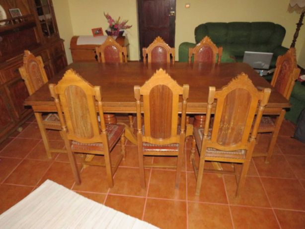 Mesa com oito cadeiras (bom estado de conservação)