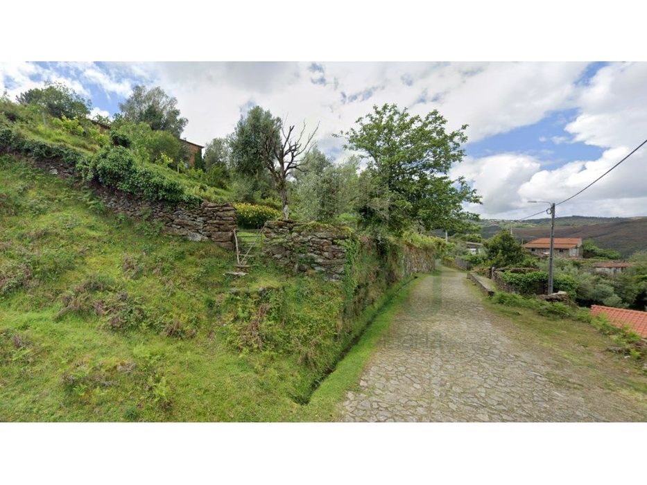 Terreno Urbanizável, com garagem. Magnifico refúgio em Arga de Baixo.
