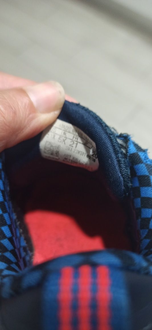 Ténis usados Adidas tamanho 21 menino