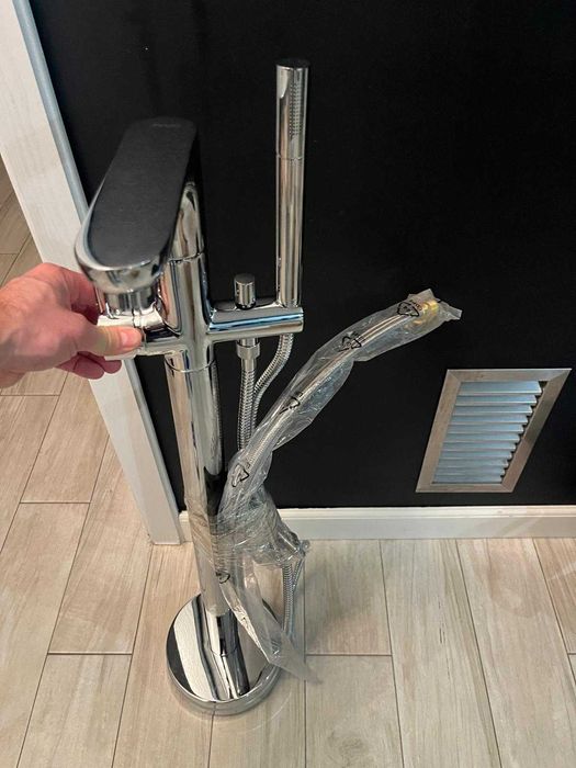 Bateria wannowa wolnostojąca FERRO Fiesta powystawowa.