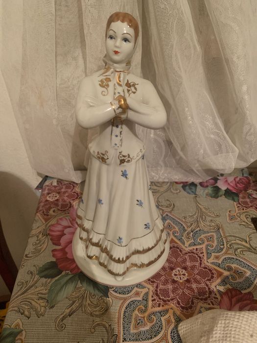Фарфорова статуетка