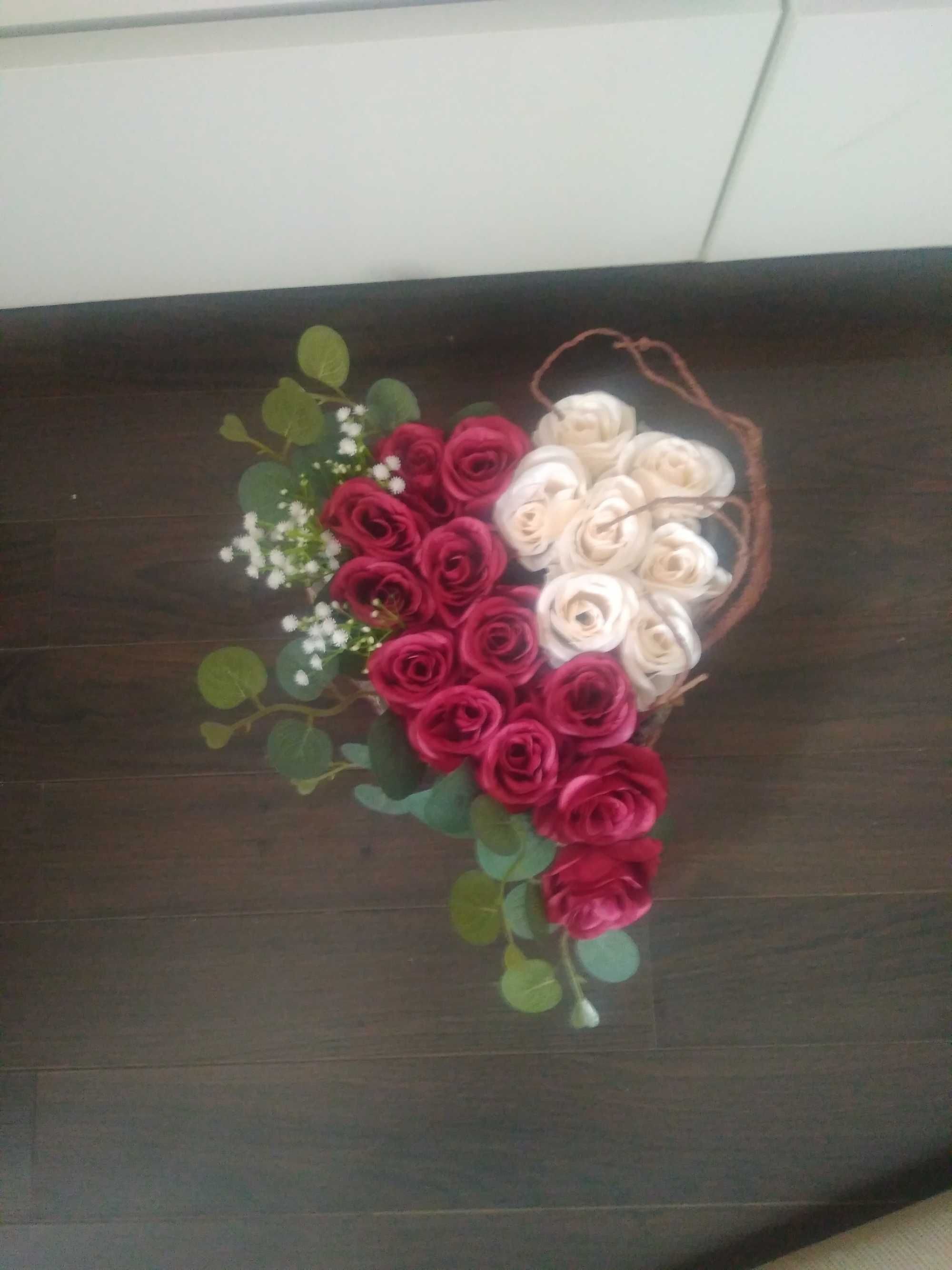 Kompozycja kwiatowa Serce w osłonce z kory obciążone