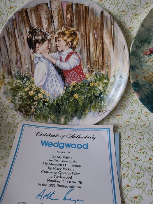 Talerze kolekcjonerskie seria Dzieci  certyfikat WEDGWOOD 3szt.