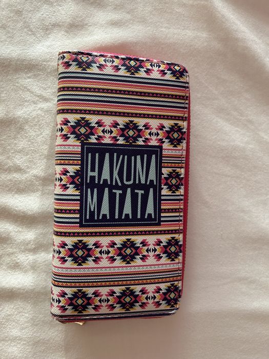 Carteira com espaço espaço de moedas, notas e cartões.