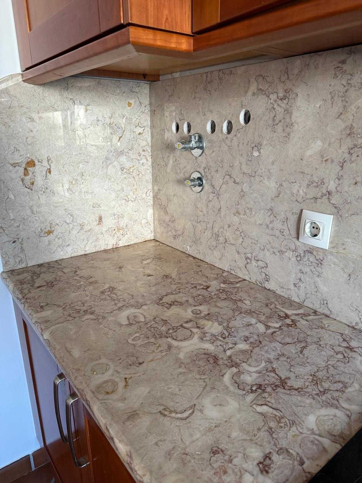 Cozinha completa com tampo e forro em Pedra Lioz