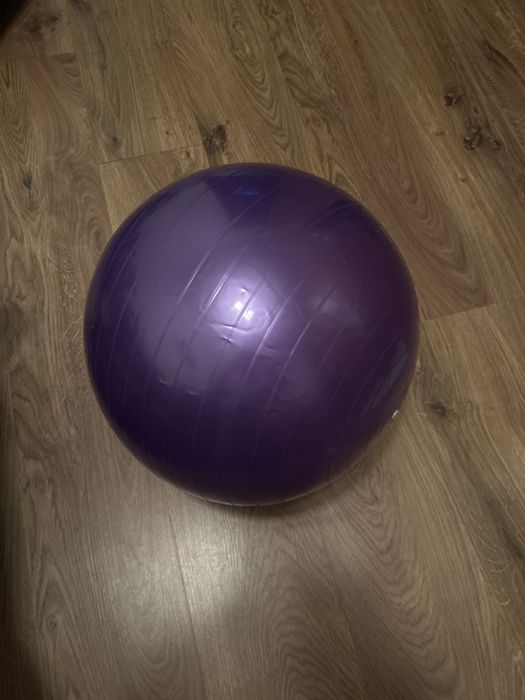 Mała fioletowa piłka gimnastyczna