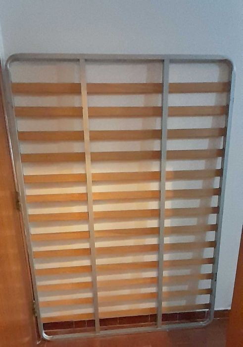 Cama de madeira maciça mais estrado