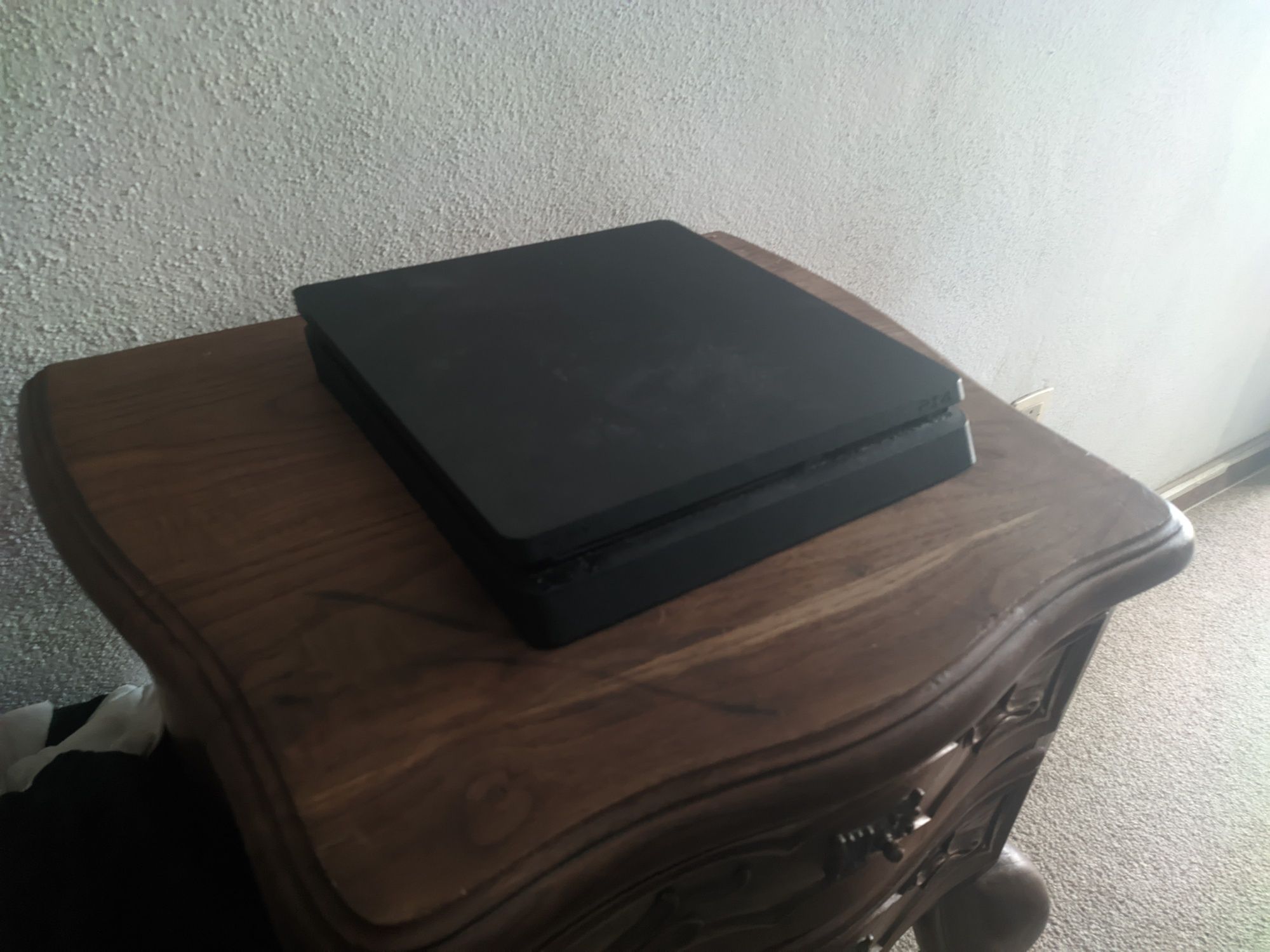 Ps4  1 tb mais 21 jogos e 2 comandos.