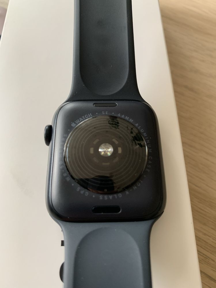 Apple Watch SE 2; 44 mm; czarny; dodatki