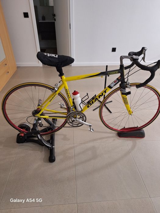 Bicicleta de estrada marca Giante com rolo .