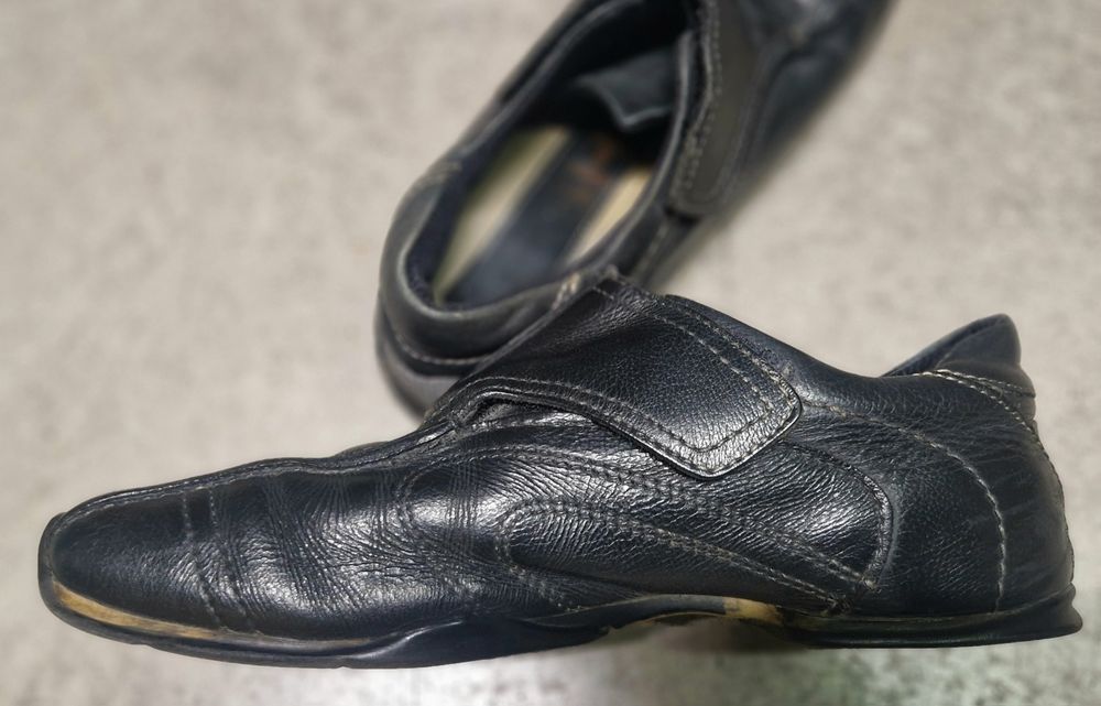 Sapatos tênis sandálias de homem com uso raramente
N 45 pele natural
C