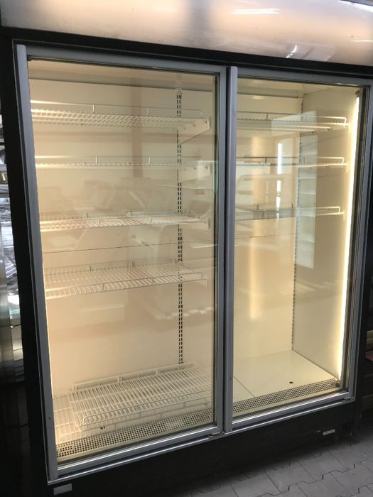 Szafa chłodnicza dł. 1,6 m i inne urządzenia.