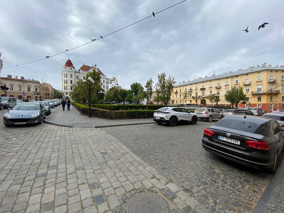 Продаж комерції 1100 м2, землі 13 соток в історичному Центрі Чернівців