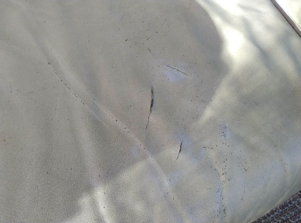 Sofá de cabedal com sinais de uso - negociável