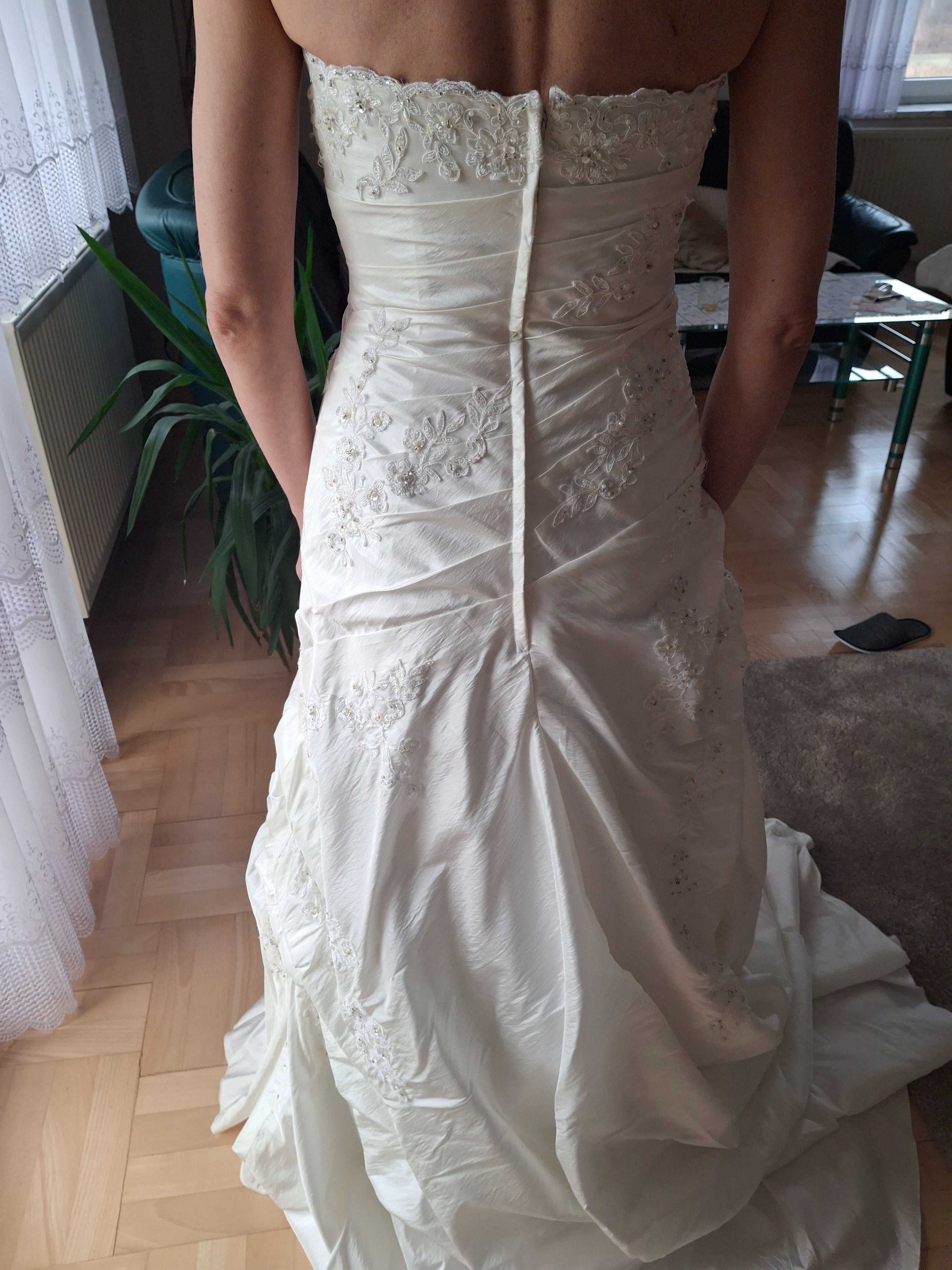 Suknia ślubna hiszpańskiej marki Fara Sposa