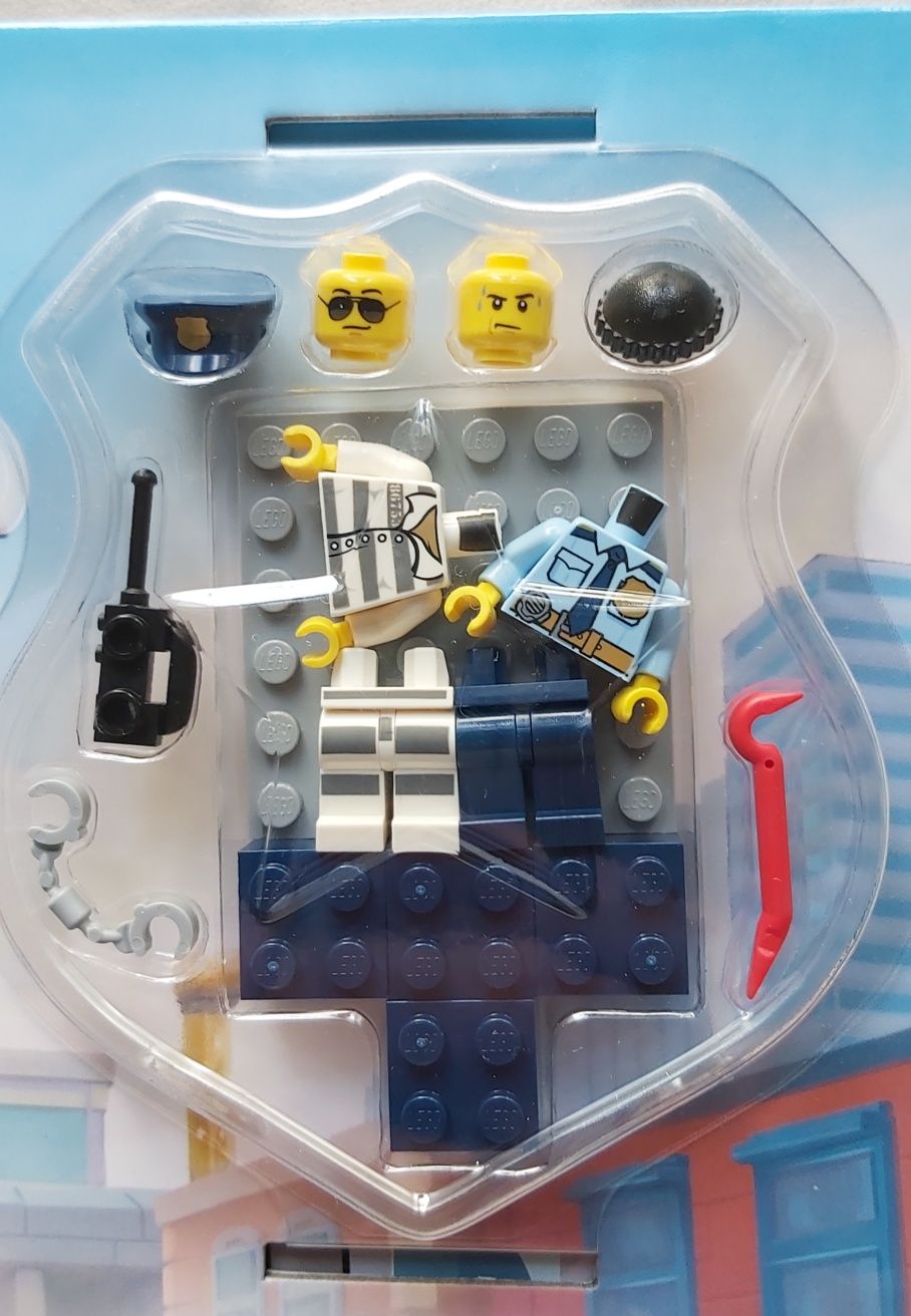 Figurki Lego książka z makietą ulicy