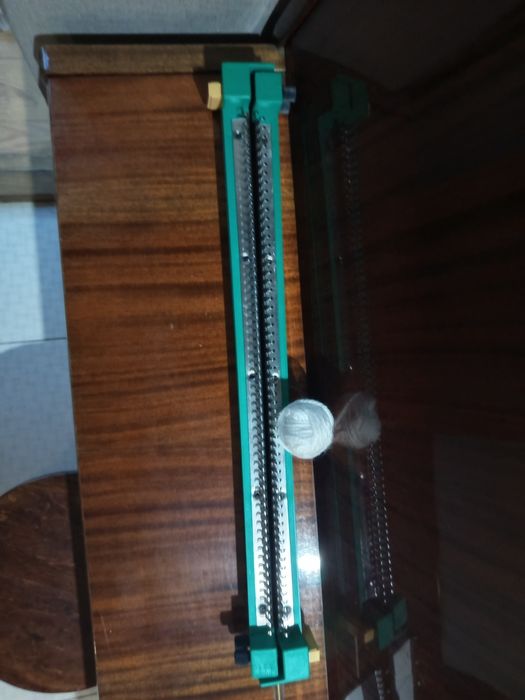 Продаю двохфонтуруну в'язальну машинку АНУШКА (+ клубочок у подарунок)