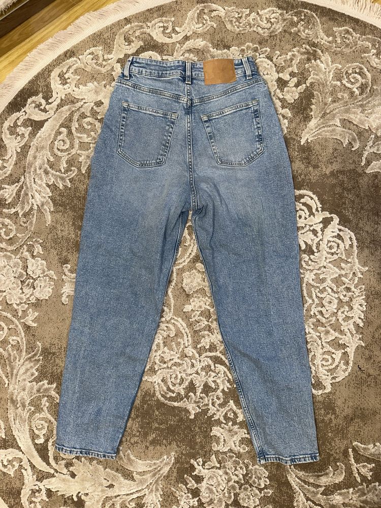 Джинсы H&M голубые с вырезами штаны с розрезами на бедрах gasanova mom
