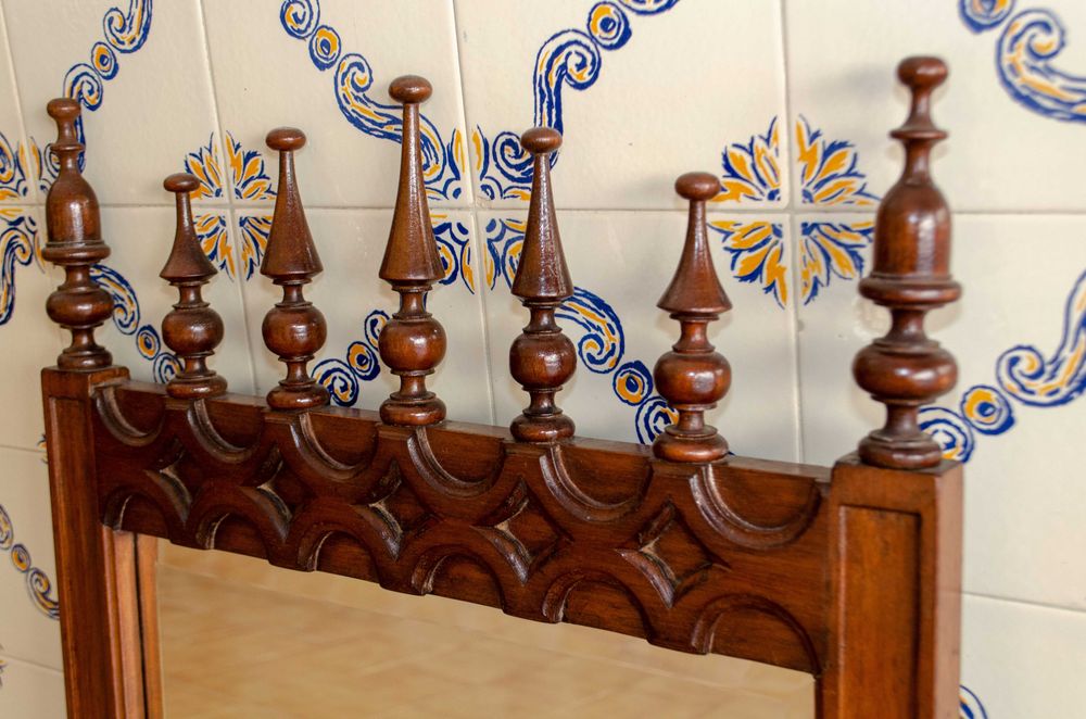 Mobília de quarto, cama, cadeiras, mesinha de cabeceira, espelho