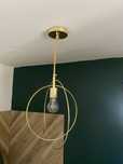 Lampa zwis zlota kula obręcz żyrandol