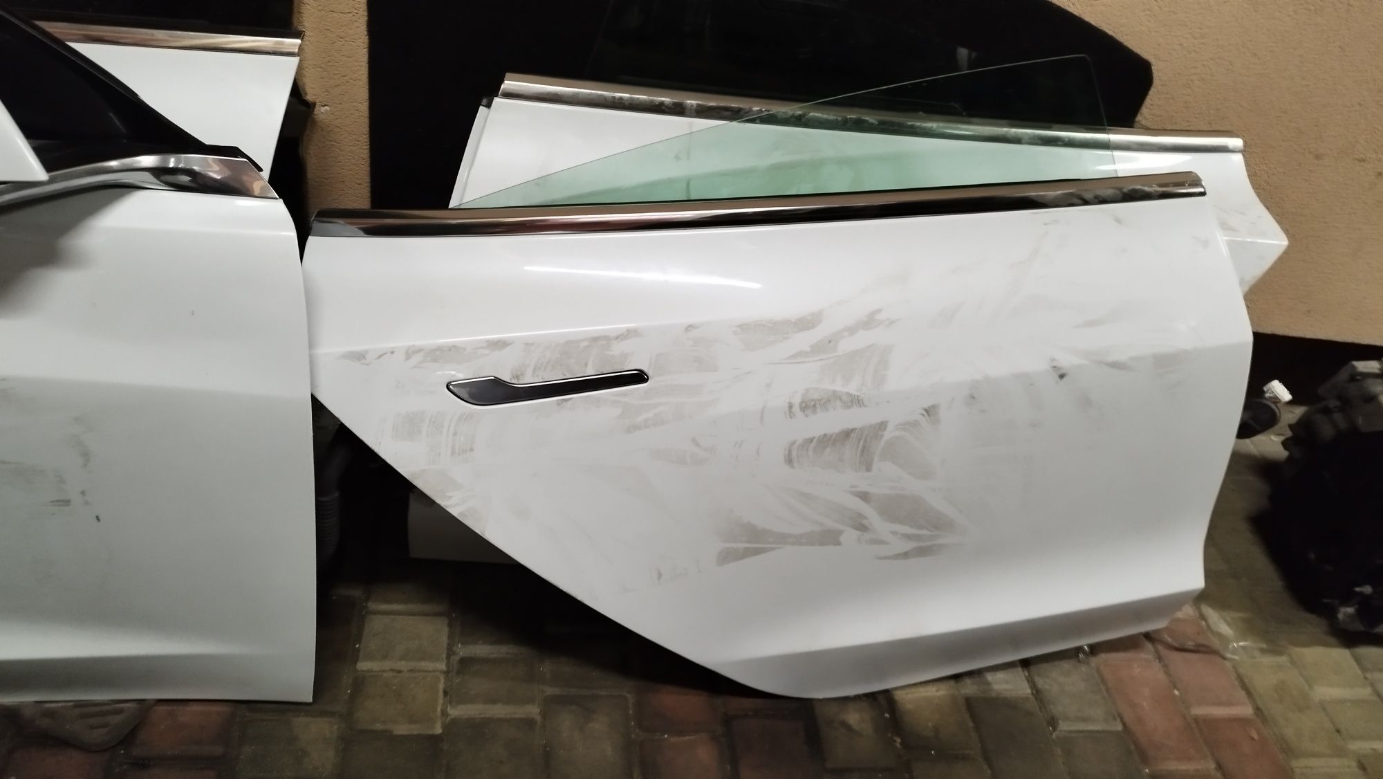 Двері задні ліві праві Tesla model 3