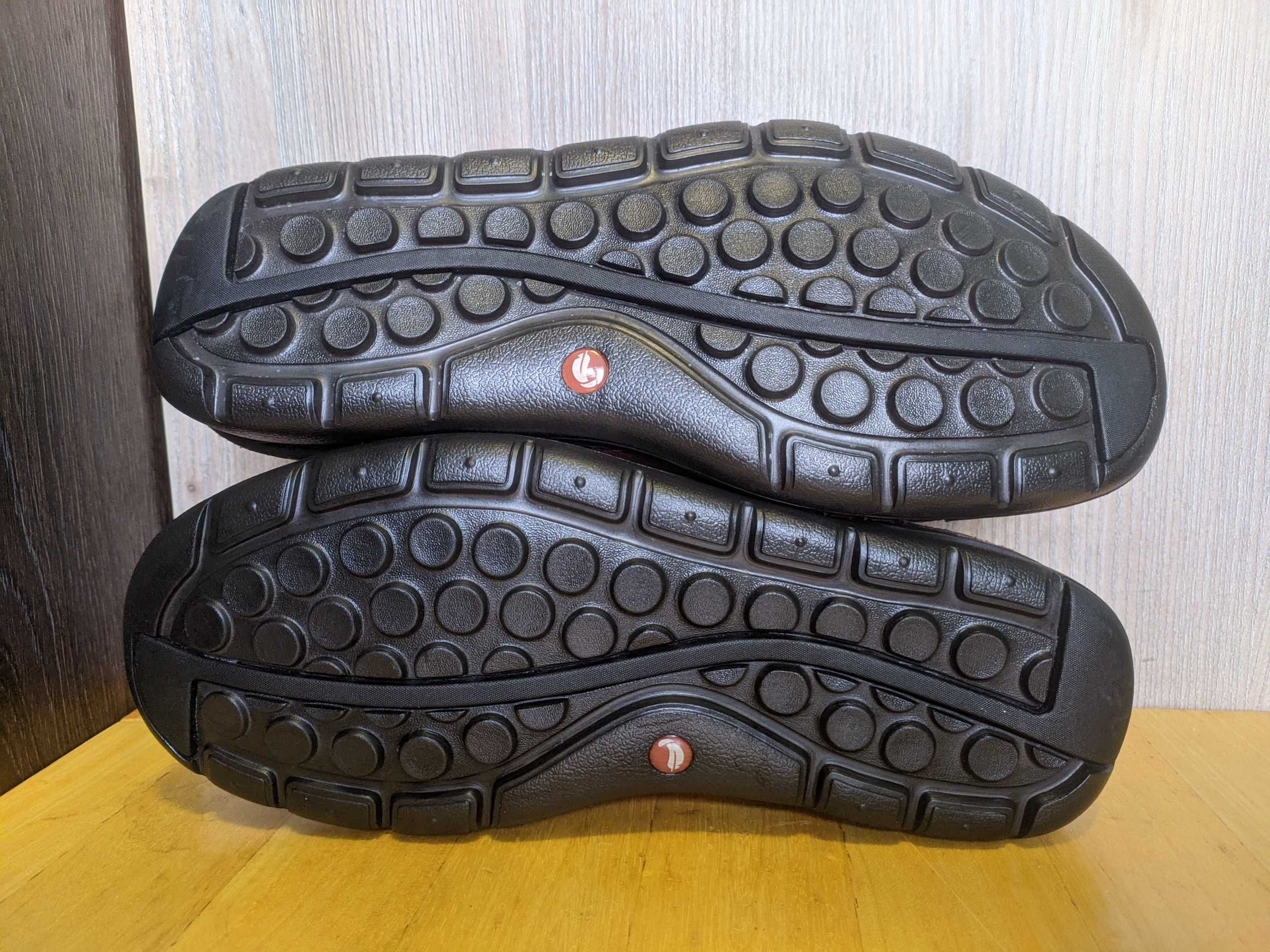 Clarks - шкіряні туфлі мокасини кросівки