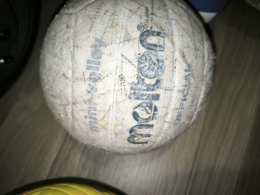 Bolas de futebol e volei