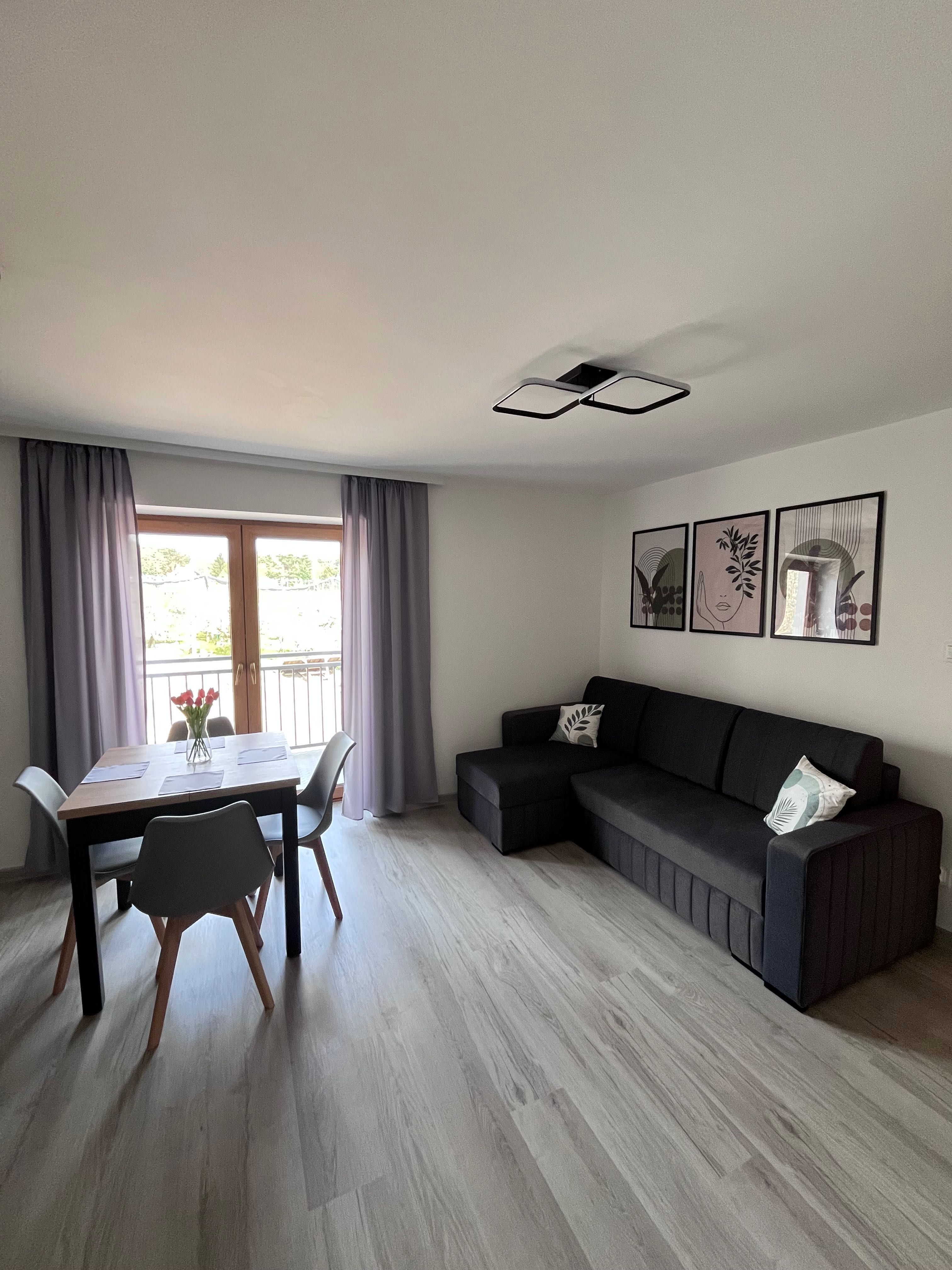 Apartament 4-osobowy z balkonem – idealny na spokojny wypoczynek