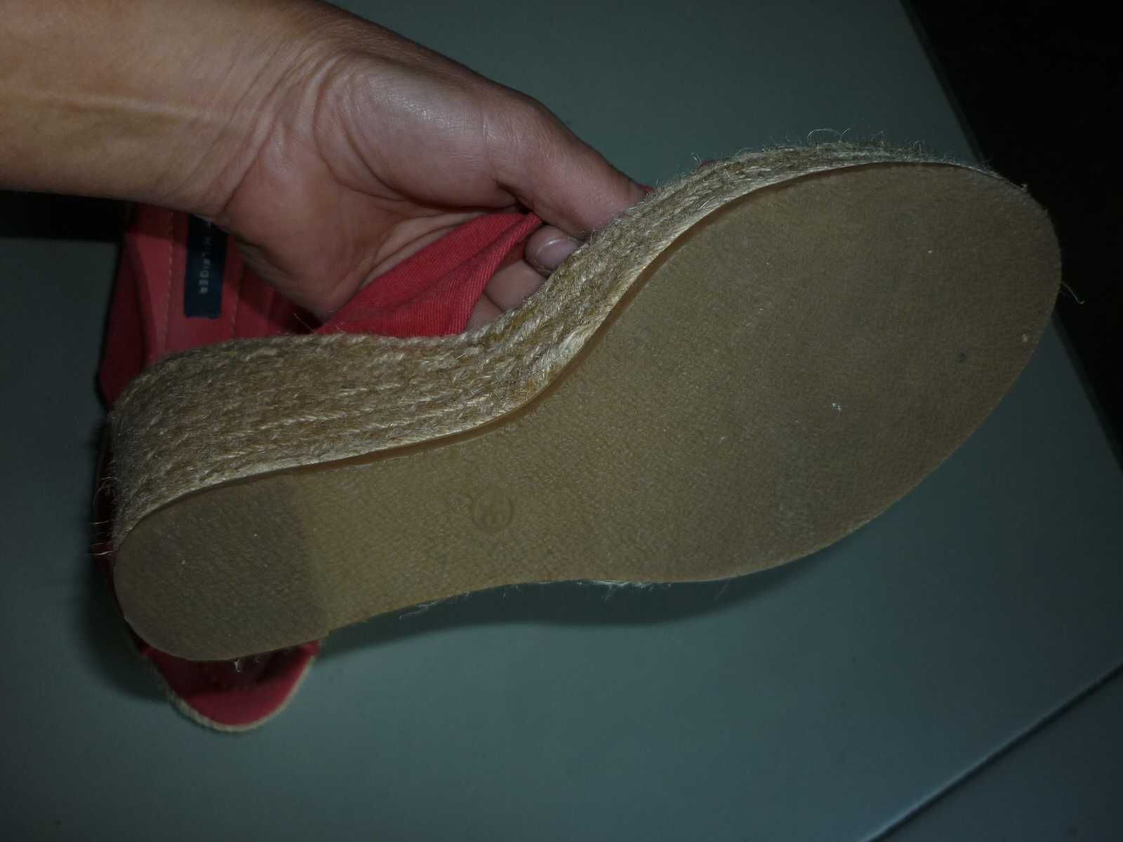 Tommy Hiliger klapki w typie espadryli na koturnie