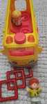 Autobus Małego Odkrywcy, zabawka z figurkami-,Fisher Price