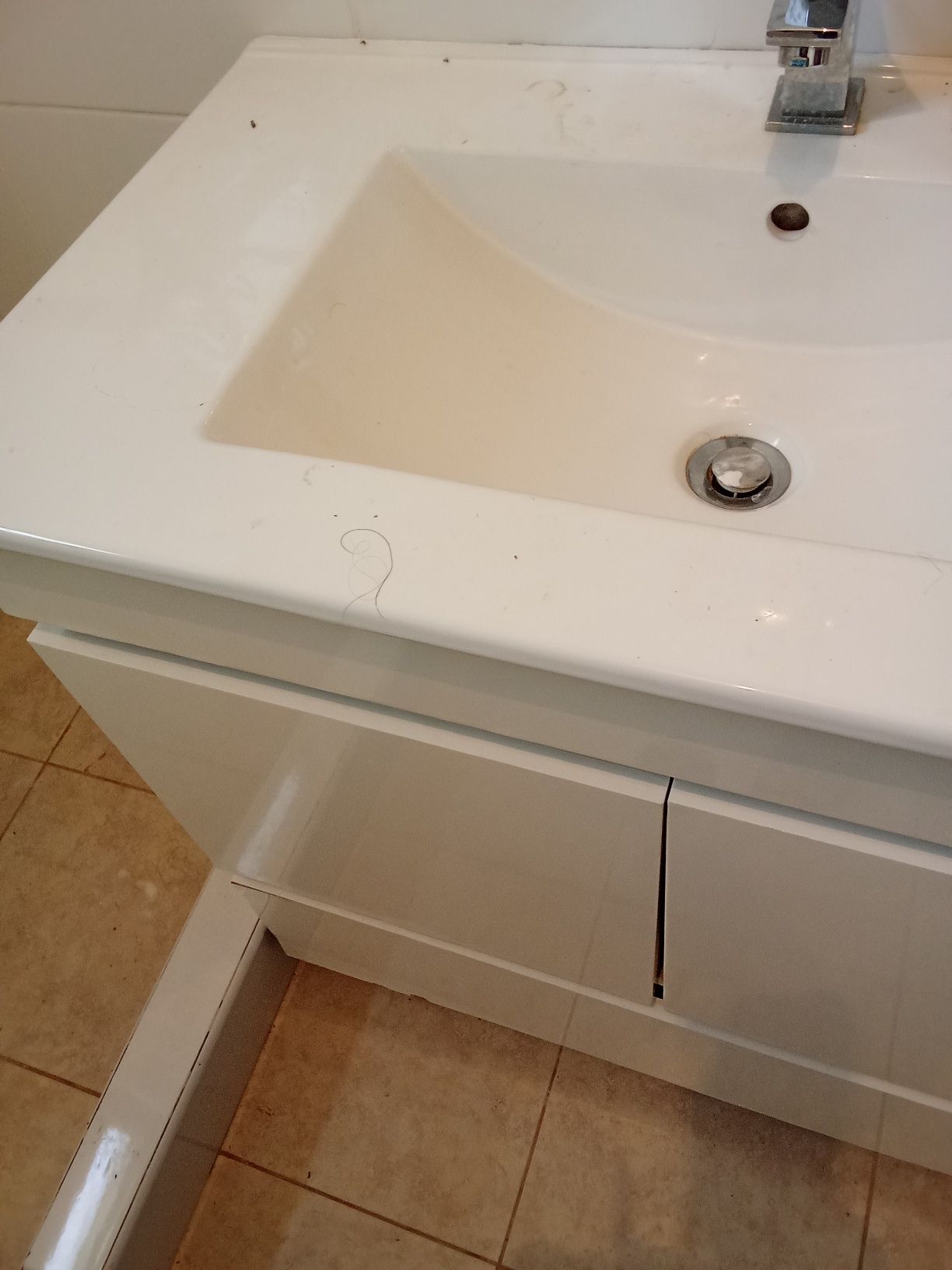 Móvel de casa de banho branco com torneira