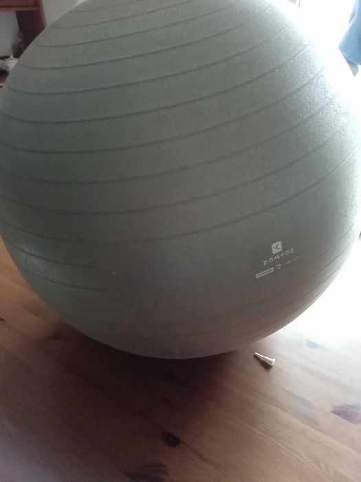 Bola de pilates, de cor cinzenta