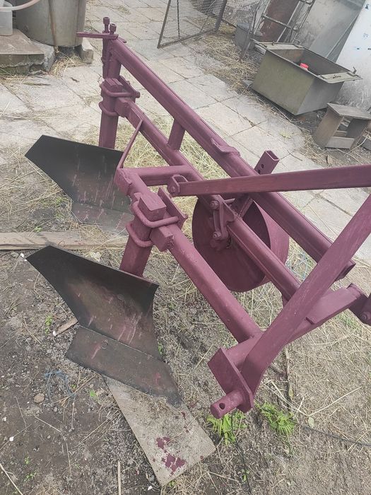 Плуг двохкорпусний