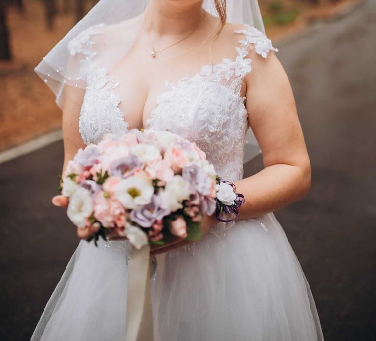 Біла весільна сукня