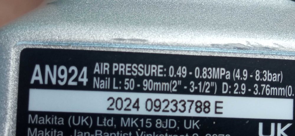 MAKITA Gwoździarka pneumatyczna 50-90 mm 8,3 bar kąt 21 °