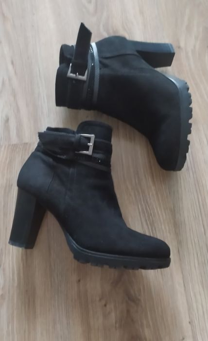 Botki czarne na obcasie 38